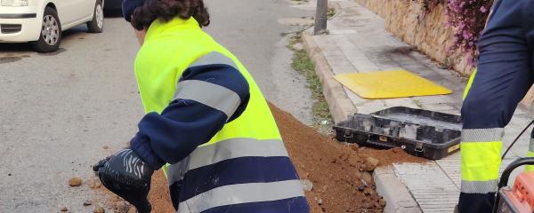 Opreraris treballant en les obres al carrer Ramon LLull d'Aiguaviva